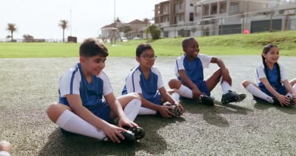 Calcio Squadra Sportiva Bambini Rilassano Sul Campo Allenamento Allenamento Esercizio — Video Stock