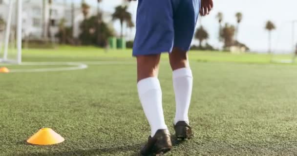 Ποδόσφαιρο Πόδια Τομέα Μπάλα Και Σπορ Παιδί Σκοποβολή Για Διαγωνισμό — Αρχείο Βίντεο