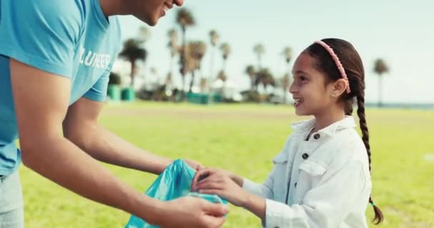 Przybij Piątkę Recykling Facet Dziewczyną Świeżym Powietrzu Boisku Dla Ekologicznego — Wideo stockowe