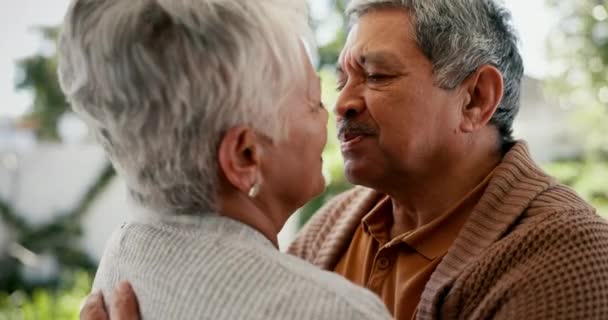 Älteres Paar Liebe Und Kuss Mit Umarmung Umarmung Und Intimität — Stockvideo