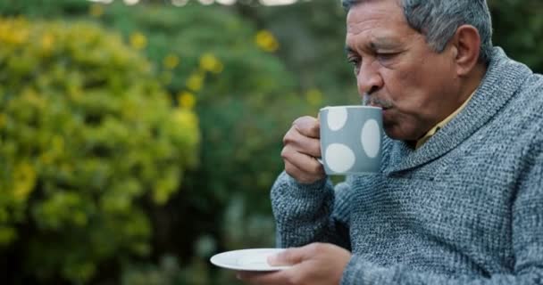 Dojrzałe Mężczyzna Sam Kawą Domu Podwórku Spokojny Spokojny Relaks Osoby — Wideo stockowe