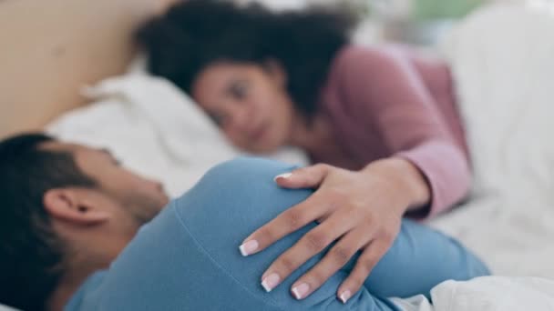 Cama Vínculo Mãos Casal Com Amor Conversa Toque Braço Intimidade — Vídeo de Stock