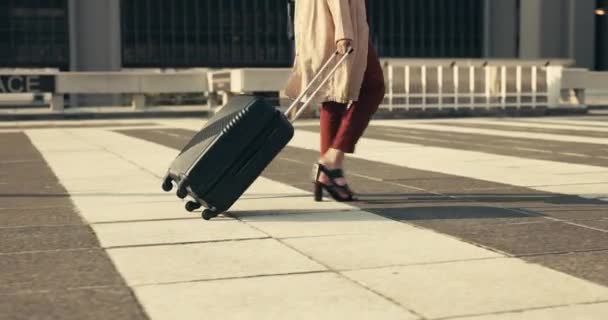 Piernas Mujer Caminar Con Equipaje Para Los Negocios Aire Libre — Vídeos de Stock