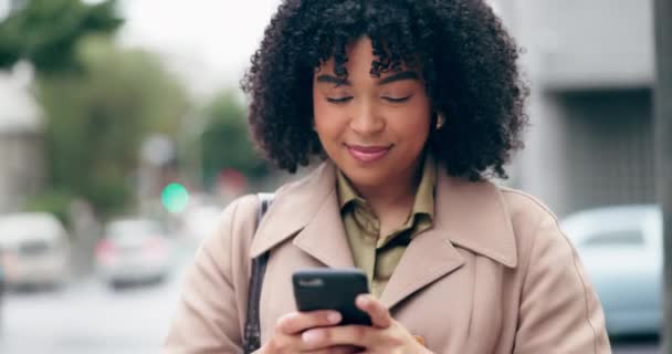 Búsqueda Teléfono Mujer Negocios Ciudad Para Comunicación Las Redes Sociales — Vídeos de Stock