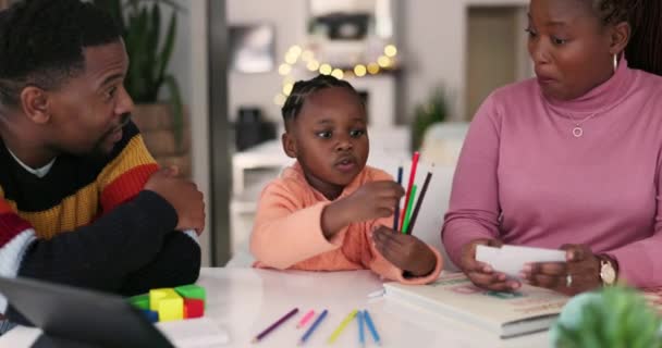 Familie Kind Und Zählfarbe Hause Für Bildung Lernen Und Wissen — Stockvideo