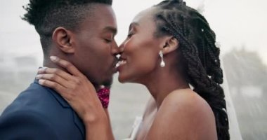 Açık hava, öpüşme ve evlilik, düğün ve mutlulukla kucaklaşma, romantizm ve kutlamayla siyah çift. Afrikalı erkek, mutlu kadın ve dışarıda kucaklaşmak, damat ile aşk ve gelin, romantik ve bağlılık.