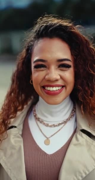 Gülme Şehir Kadınının Yüzü Şehirde Fırsatı Için Seyahat Eder Sabah — Stok video