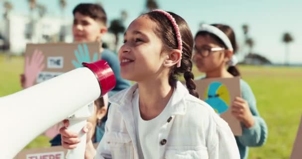 Børn Megafon Protest Udendørs Tale Klimaændringer Eller Gruppe Med Plakat – Stock-video