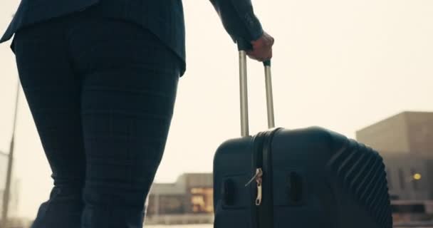 Rug Hand Reiskoffer Voor Persoon Wandeling Stad Zakenreis Wandelen Luchthaven — Stockvideo