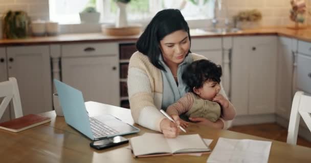 Werkmoeder Laptop Schrijven Met Baby Aan Tafel Met Glimlach Huis — Stockvideo