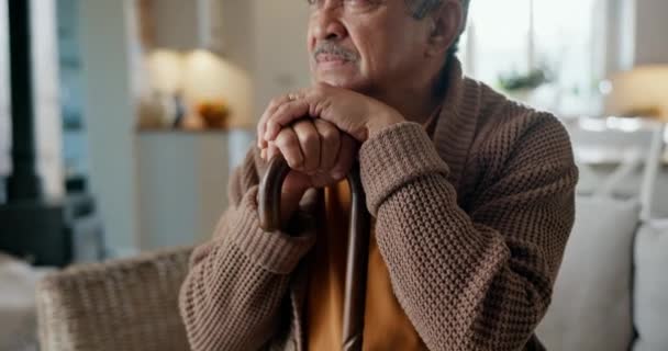 Myślenie Depresja Starszy Mężczyzna Kijem Krześle Alzheimerem Utrata Pamięci Lub — Wideo stockowe
