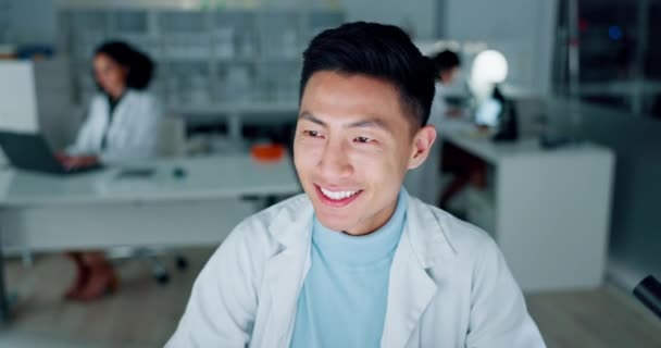 Médico Investigación Hombre Asiático Con Ciencia Sonrisa Análisis Datos Con — Vídeo de stock