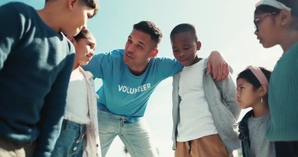 具有志愿教练 多样性和团队合作精神 为慈善活动带来快乐与合作 与儿童 男子和动机一起为社区服务 可持续发展或体育教练 — 图库视频影像