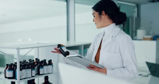 Sağlık Bilim Aşı Alanlarında Tedavi Için Tıp Laboratuvarında Kadın Doktor — Stok video