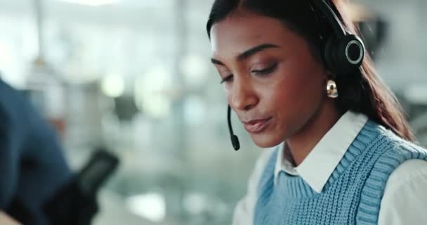 Tele Pazarlama Yardım Alan Kadın Çağrı Merkezi Bilgisayar Internet Tavsiyelerle — Stok video