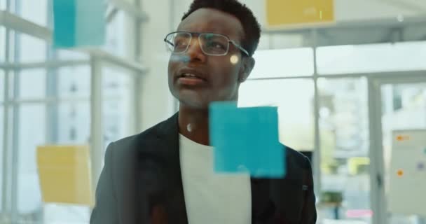 Pensamiento Vidrio Hombre Negro Negocios Con Nota Adhesiva Para Planificación — Vídeo de stock