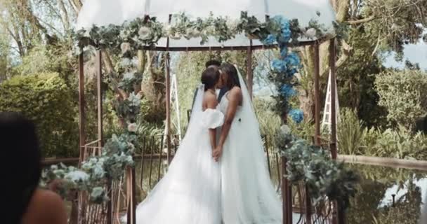 Lesbiennes Mariage Couple Embrassent Mariage Pour Engagement Célébration Amour Cérémonie — Video