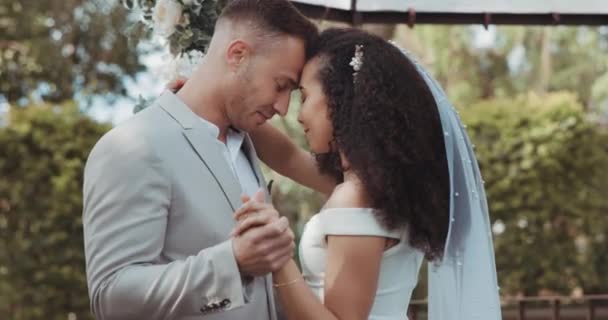 Casal Casamento Dança Com Toque Campo Compromisso Celebração Amor Sorriso — Vídeo de Stock