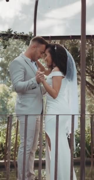 Coppia Matrimonio Danza Matrimonio Tenersi Mano Festeggiare Impegno Giardino Buon — Video Stock