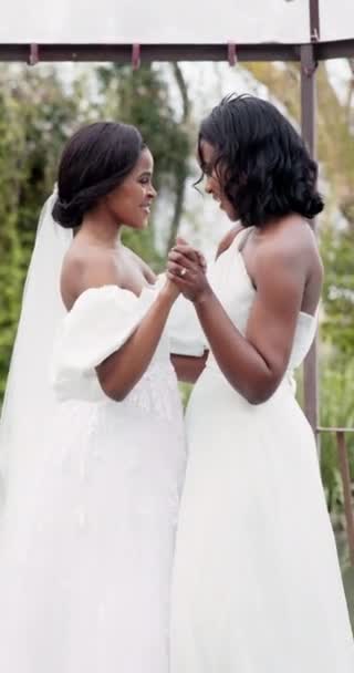 Casamento Dança Feliz Casal Lésbico Africano Unindo Com Amor Diversão — Vídeo de Stock