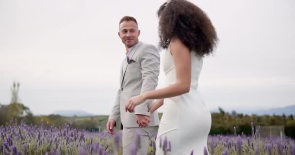 Ślub Trzymanie Się Ręce Szczęśliwa Para Spacerująca Ogród Miłością Świętowanie — Wideo stockowe