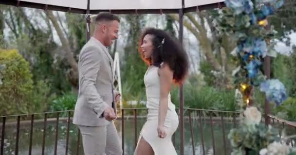 Düğün Eğlence Dansı Bahçede Mutlu Bir Çift Sevgiler Kutlamalar Birlikte — Stok video
