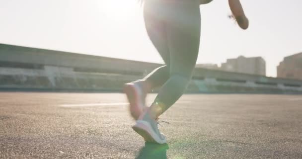 Frau Beine Und Start Auf Der Straße Für Laufen Fitness — Stockvideo