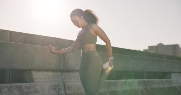 Fitness Frau Und Stretching Beine Der Stadt Für Cardio Laufen — Stockvideo