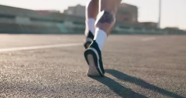 Osoba Nohy Začít Silnici Pro Běh Fitness Nebo Venkovní Kardio — Stock video