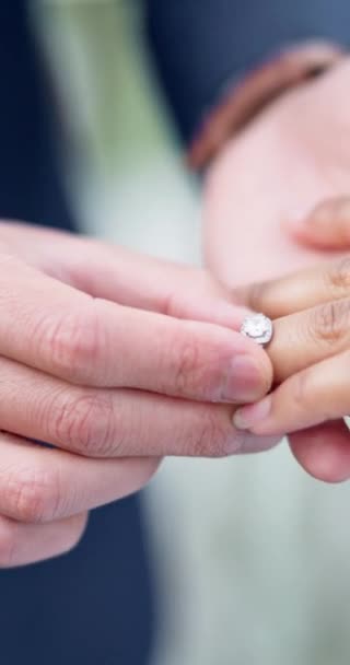 Diamant Deux Mains Bague Mariage Gros Plan Avec Amour Engagement — Video