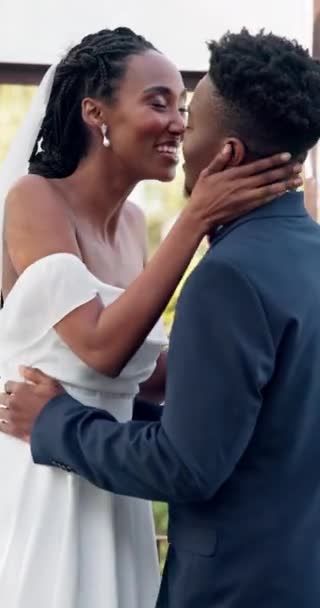 Cuplu Negru Fericit Nuntă Sărut Căsătorie Angajament Sau Sprijin Împreună — Videoclip de stoc
