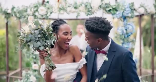 Пара Цветочные Конфетти Открытом Воздухе Свадьбы Событием Прогулки Счастливый Смех — стоковое видео