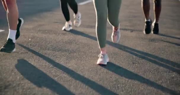 腿和跑步在路上锻炼 户外运动或有氧锻炼在沥青路面上 在街头跑步 赛跑或练习赛中 由一组跑步者或运动员组成的团体因体重减轻而被禁止参加比赛 — 图库视频影像