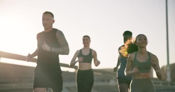 Lidé Fitness Běh Městě Cvičení Venkovní Cvičení Nebo Trénink Společně — Stock video