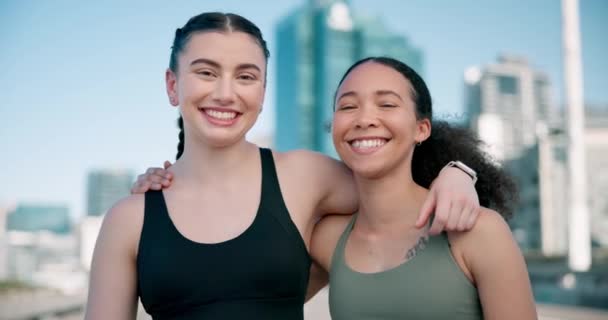 Fitness Przyjaciele Sport Twarzy Kobiet Siłowni Portret Uśmiech Świeżym Powietrzu — Wideo stockowe