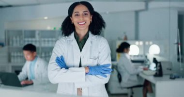 Bilim, portre ve laboratuara güveni olan kadın biyoteknoloji araştırması ve gülümseme. Tıbbi çalışma, yenilik ya da aşı geliştirme, laboratuvarda kollarını kavuşturan mutlu bilim adamı.