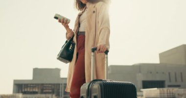 Telefon, bavul ve iş kadını şirket seyahati ya da iş gezisi için şehre iniyor. Teknoloji, bagaj ve şehir merkezindeki cep telefonundan profesyonel kadın ağlarının kapatılması.