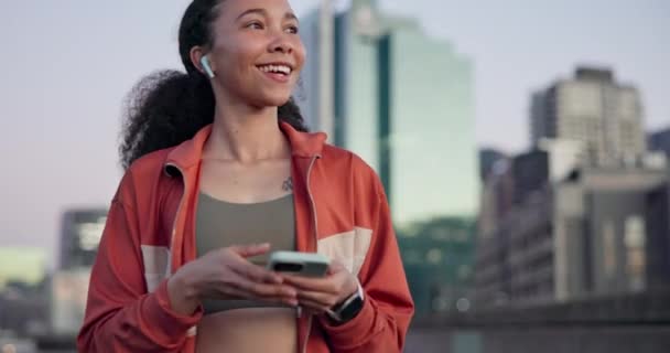 Ville Fitness Femme Avec Smartphone Sourire Médias Sociaux Avec Connexion — Video