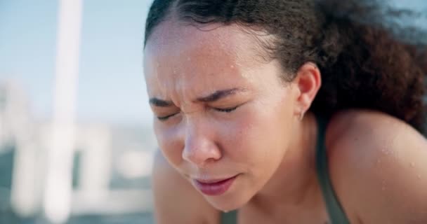 呼吸和厌倦与城市的女性一起参加比赛 马拉松或竞技训练 墨西哥的运动 休息和女运动员跑步者在镇上进行有氧运动锻炼时流汗 — 图库视频影像