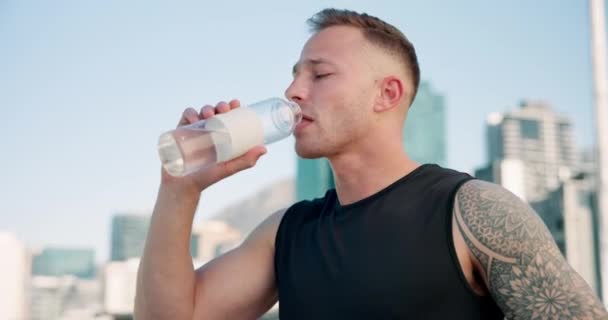 Ciudad Fitness Hombre Bebiendo Agua Entrenamiento Ejercicio Con Bienestar Cansancio — Vídeos de Stock