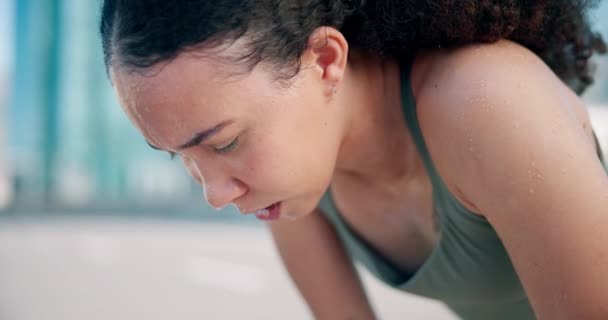 Fitness Dýchat Unavená Žena Městě Pro Běh Maraton Nebo Soutěžní — Stock video