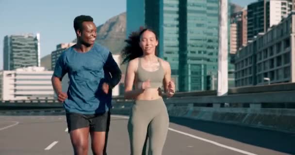 Fitness Conversación Pareja Ciudad Corriendo Por Carretera Para Hacer Ejercicio — Vídeos de Stock