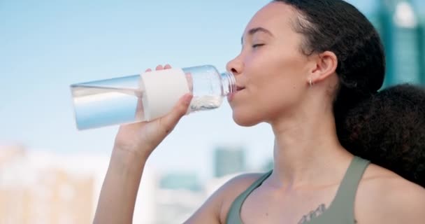 Miasto Wellness Kobieta Pijących Wodę Ćwiczenia Zmęczenie Treningu Pragnienie Szkolenia — Wideo stockowe