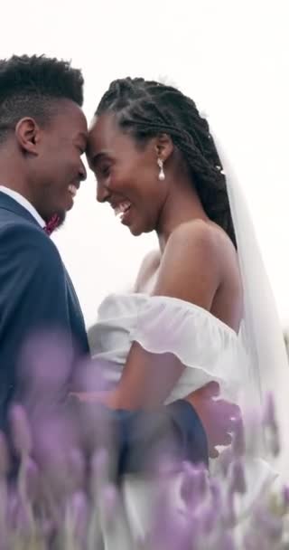 Outdoor Knuffel Zwart Paar Met Huwelijk Bruiloft Geluk Met Romantiek — Stockvideo
