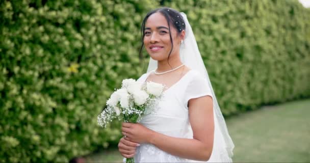 Mariage Dans Jardin Portrait Mariée Avec Bouquet Roses Sourire Pour — Video