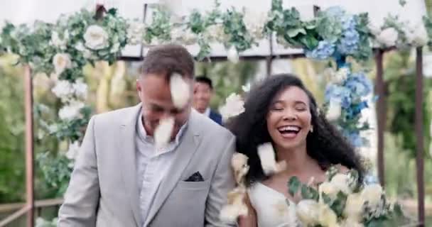 快乐的跨种族婚姻 公园里的花束 手牵手或在过道上的人群中鼓掌 — 图库视频影像