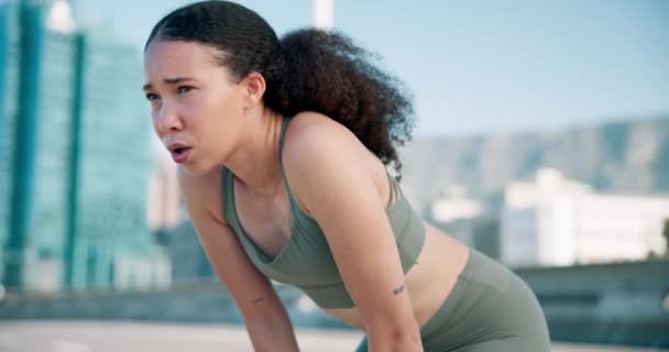 Fitness Oddychanie Zmęczony Kobietą Mieście Biegania Maraton Lub Szkolenia Konkurencji — Wideo stockowe