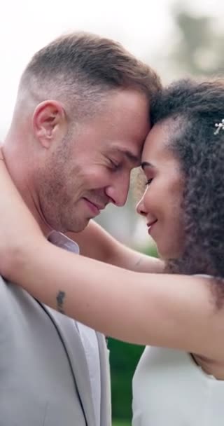 Paar Umarmung Und Hochzeit Mit Lächeln Berührung Der Stirn Und — Stockvideo