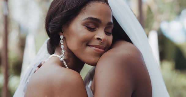 Lezbiyen Evlilik Çift Düğünde Bağlılık Aşk Kutlaması Seremoni Için Sarılırlar — Stok video
