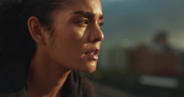 Stad Fitness Och Ansikte Kvinna Trött Efter Träning Utomhus Utmaning — Stockvideo